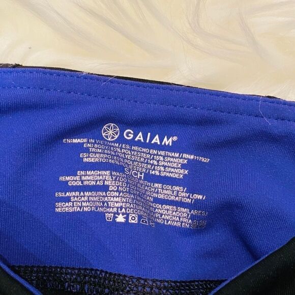 Gaiam Om Mesh Capri black purple Legging - Picture 5 of 6